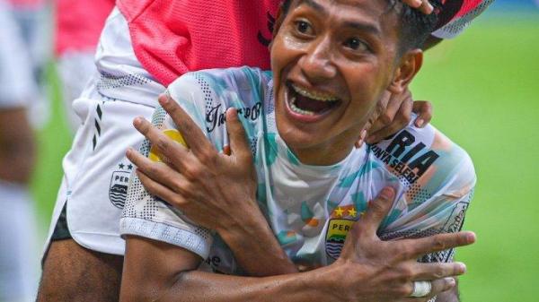 SELEBRASI BERUJUNG SANKSI - Selebrasi gelandang Persib Bandung Beckham Putra saat terjadi gol kedua yang dicetak David da Silva ke gawang Persija Jakarta pada laga pekan ke-23 Liga 1 2024-2025, Minggu (16/2/2025) di Stadion Patriot Candrabhaga, Kota Bekasi.