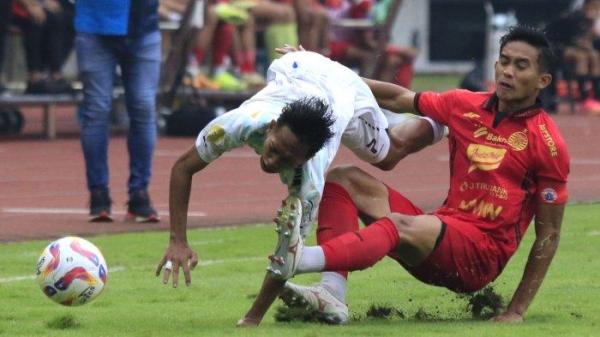 Pemain Persib, Beckham Putra terpelanting saat menguasai bola dijegal kapten Persija, Rizky Ridho Ramadhani pada pertandingan pekan ke-23 Liga 1 2024-2025 di Stadion Patriot Candrabhaga, Bekasi, Jawa Barat, Minggu (16/2/2025).