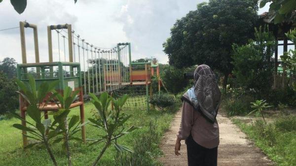ASTANA HINGGIL - Suasana tempat wisata alam di Astanah Hinggil yang berada Desa Somosari, Kecamatan Batealit, Kabupaten Jepara. Menjadi Satu di antara destinasi wisata saat di Kabupaten Jepara ingin mencari suasana sejuk.