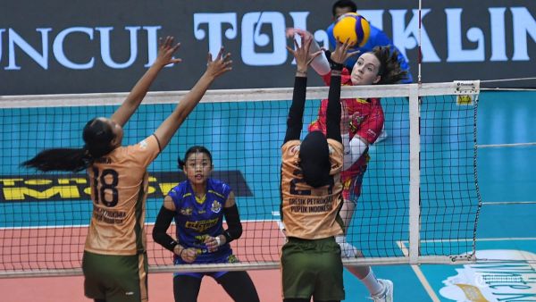 Pevoli Jakarta Electric PLN, Polina Shemanova (kanan) melakukan smes ditahan pevoli Gresik Petrokimia Pupuk Indonesia, Rika Dwi Latri (kiri), Arneta Putri Amelian (kanan) saat laga lanjutan Pro Liga 2025 Seri Malang di Gor Ken Arok, Kota Malang, Jawa Timur, Jumat (17/1/2025). Jakarta Electric PLN berhasil unggul atas Gresik Petrokimia Pupuk Indonesia dengan skor 3-0 (23-25,19-25,18-25). SURYA/PURWANTO