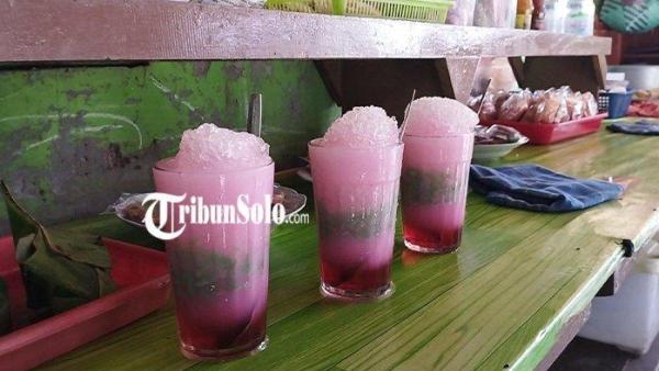 Es Gosrok Pak Amir di Perempatan Gebyok, Desa Jiwan, Kecamatan Jimbung, Kabupaten Klaten.