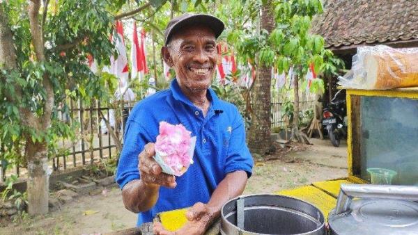Warijo (62) merupakan salah satu warga Bugel, Desa Krakitan, Kecamatan Bayat, Klaten yang sudah puluhan tahun berjualan es puter