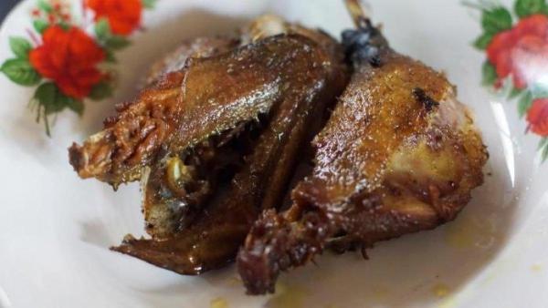 Menu warung Makan Opor Bebek dan Bebek Goreng Bu Yadi di Klaten, Jawa Tengah.