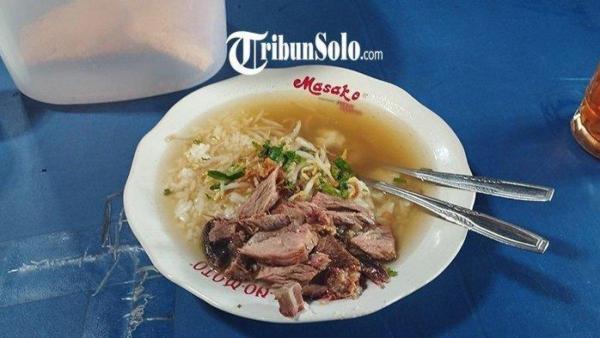 Soto Sapi Mbah Gito Biroen di Jatinom, Klaten, Jawa Tengah. Buka hanya saat Pasaran Legi.