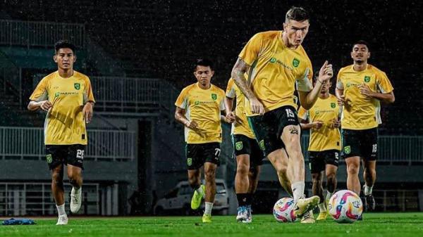 AMBISI LANJUTKAN KEMENANGAN - Pemain Persebaya menjalani official training, jelang menghadapi tuan rumah, Dewa United di Stadio Pakansari, Kabupaten Bogor, Jawa Barat pada Jumat (21/2/2025) malam ini. Persebaya dalam misi melanjutkan tren positif melakoni laga pekan ke-24 Liga 1 2024/2025.