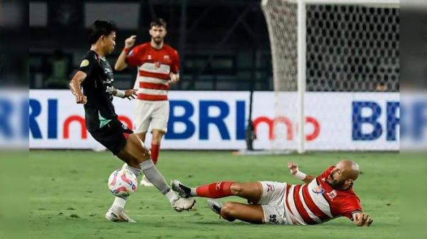 DUEL SENGIT - Pemain Madura United, Youssef Ezzejjari berduel dengan pemain Persib Bandung di Stadion Gelora Bandung Lautan Api, Sabtu (22/2/2025) malam. Laga pekan ke-24 Liga 1 2024/2025 ini, berakhir imbang 0-0.