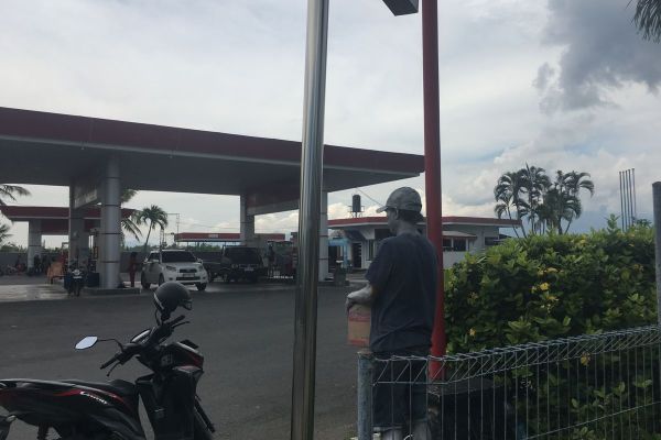 POTRET MANUSIA SILVER - Manusia Silver saat mangkal di SPBU Kediri Lombok Bara, Minggu (23/2/2025).