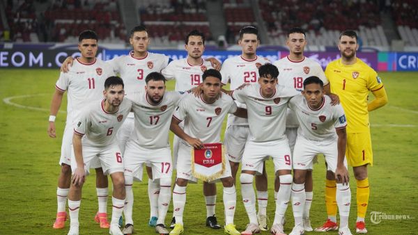 Pesepak bola Timnas Indonesia foto bersama sebelum melawan Timnas Arab Saudi pada pertandingan Grup C putaran ketiga Kualifikasi Piala Dunia 2026 Zona Asia di Stadion Utama Gelora Bung Karno (SUGBK), Jakarta, Selasa (19/1/2024). Indonesia berhasil membungkam Arab Saudi dengan skor 2-0. TRIBUNNEWS/HERUDIN