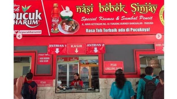 Bebek Sinjay merupakan olahan daging bebek yang dimasak dengan cara digoreng.