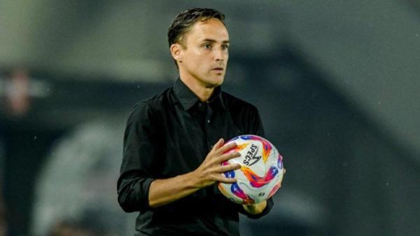 MENUNGGU KEPUTUSAN - Pelatih Persebaya Paul Munster saat pertandingan. Ia menyerahkan nasibnya pada manajemen setelah Persebaya kalah 2-0 dari Dewa United.