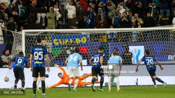 Gelandang Turki Inter Milan #20 Hakan Calhanoglu menembak untuk mencetak gol kedua timnya selama pertandingan sepak bola semifinal Piala Super Italia antara Inter dan Lazio di Stadion Al-Awwal Park di Riyadh, pada 19 Januari 2024. Fayez NURELDINE/AFP