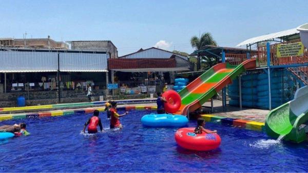 Pengunjung berfoto di kolam Umbul Pelem Waterpark, Kabupaten Klaten, Jawa Tengah pada Kamis (5/10/2023).