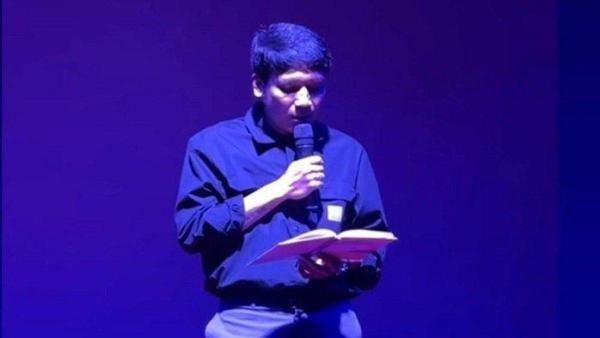 DESTA BACA PUISI - Desta tampak menangis sesengukan kala bacakan puisi karya sang mantan istrinya, Natasha Rizky.