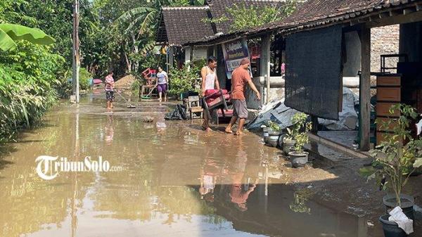 BANJIR LANDA SUKOHARJO. Warga Desa Nusupan, Kecamatan Mojolaban, Sukoharjo, tengah memindahkan sejumlah barang dari rumahnya pasca dilanda banjir, Selasa (25/2/2025). Adapun yang terdampak banjir di desa ini kurang lebih ada 60 KK.
