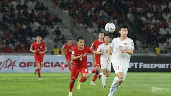 Pemain Timnas Indonesia Witan Sulaeman mencoba mengejar bola saat bertanding melawan Vietnam pada babak kualifikasi piala dunia 2026 di Stadion Utama Gelora Bung Karno, Jakarta Selatan, Kamis (21/3/2024). Pada babak pertama skor akhir 0-0 kedua tim saling menyerang.