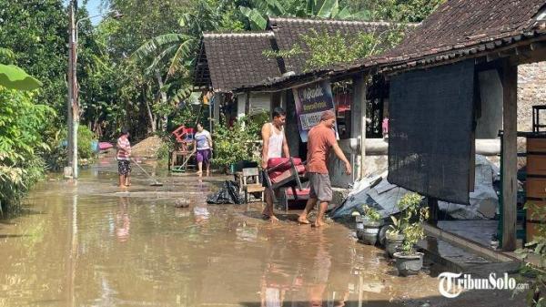 TERDAMPAK BANJIR : Hujan deras dengan durasi lama Senin (24/2/2025) mengakibatkan 6 Kecamatan di Kabupaten Sukoharjo terdampak banjir. Beberapa titik yang masih dipenuhi pengungsi terutama di Desa Kadokan Kecamatan Grogol, Desa laban Kecamatan Mojolaban, kemudian Tegalmade dan Gadingan.