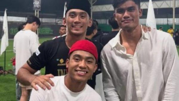 KEMENANGAN DAFFA WARDHANA - Betrand Peto tampak hadir beri dukungan ke Daffa Wardhana.