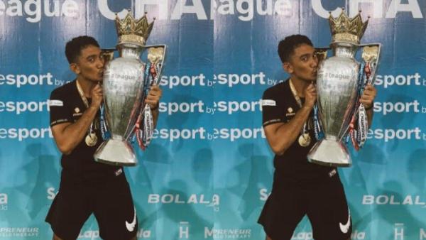 KEMENANGAN DAFFA WARDHANA - Daffa Wardhana tampak antusias mengabadikan potret sambil mencium pialanya.