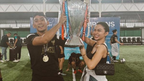 KEMENANGAN DAFFA WARDHANA - Ariel Tatum ikut berpose mengangkat piala bersama Daffa Wardhana berhasil mencuri atensi