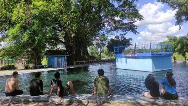 UMBUL NILO KLATEN - Pengunjung duduk santai di tepi kolam Umbul Nilo, Klaten.