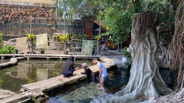 Pengunjung berfoto di Umbul Kemanten, Klaten, Jawa Tengah pada Selasa (5/9/2023).