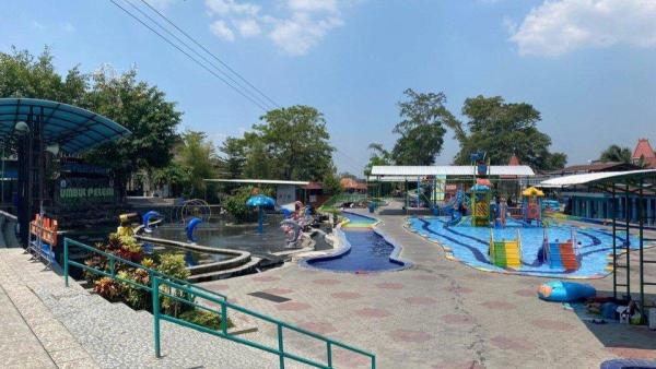 UMBUL DI KLATEN - Suasana kolam dengan wahana permainan di Umbul Pelem Waterpark, Kabupaten Klaten, Jawa Tengah pada Kamis (5/10/2023).