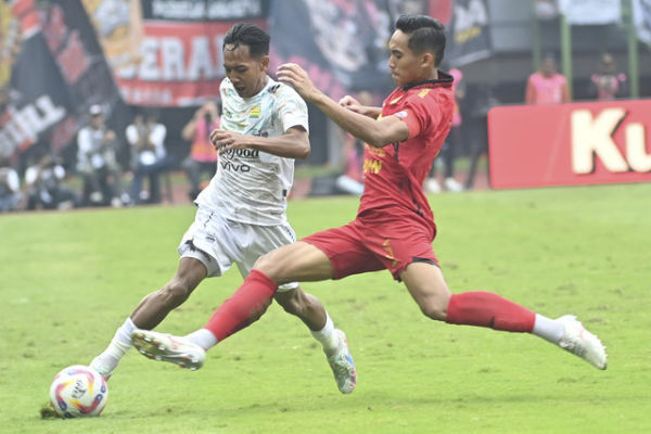 Pesepak bola Persija Jakarta Rizky Ridho berebut bola dengan pesepak bola Persib Bandung Beckham Putra dalam laga lanjutan Liga 1 di Stadion Patriot Candrabhaga, Bekasi, Jawa Barat, Minggu (16/2/2025). Foto: Akbar Nugroho Gumay/ANTARA FOTO