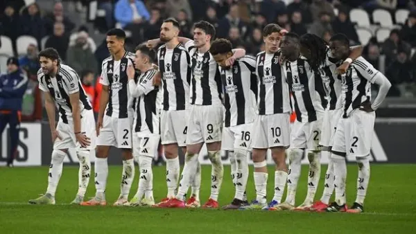 TURIN, ITALY - FEBRUARY 26: Juventus players encourage each other and prepare to take penalty kicks during the Coppa Italia Quarter Final match between Juventus and Empoli at Allianz Stadium on February 26, 2025 in Turin, Italy. <div class=