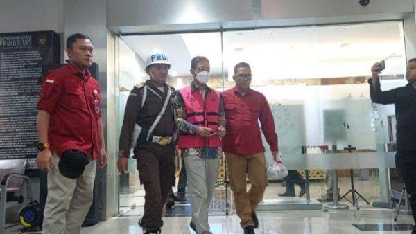 KORUPSI MINYAK MENTAH - Kejaksaan Agung kembali menetapkan tersangka baru dalam kasus korupsi tata kelola minyak mentah di PT Pertamina periode 2018-2023, Rabu (26/2/2025). Adapun kedua tersangka itu yakni Maya Kusmaya selaku Direktur Pemasaran Pusat dan Niaga PT Pertamina Niaga dan Edward Corne selaku VP Trading Operation PT Pertamina Patra Niaga.