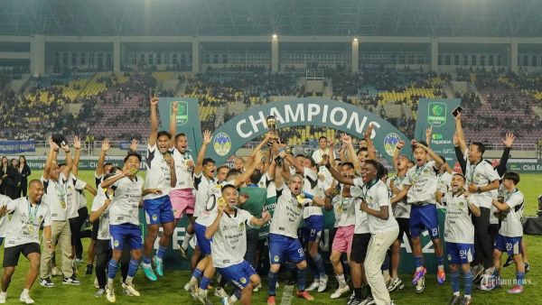 PERAYAAN JUARA - Tim official PSIM Yogyakarta merayakan gelar juara Liga 2 2024/2025 di Stadion Manahan, Solo, Rabu (26/2/2025) sore. PSIM Yogyakarta berhasil keluar sebagai juara Liga 2 setelah mengalahkan Bhayangkara FC 2-1 pada laga final. <div class=