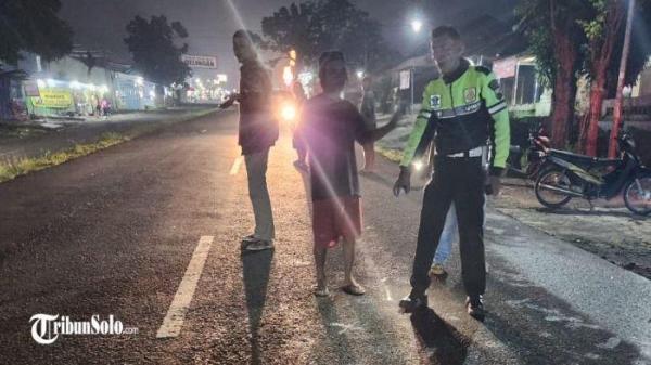 SCOOPY VS JUPITER : Lokasi Honda Scoopy yang terlibat adu banteng dengan Yamaha Jupiter di Jalan Solo-Tawangmangu, tepatnya depan Pasar Ngepos, Kelurahan Gayamdompo, Kecamatan/Kabupaten Karanganyar, Rabu (26/2/2025) malam. Dua kendaraan ini diduga melaju dengan kecepatan tinggi hingga terjadi kecelakaan