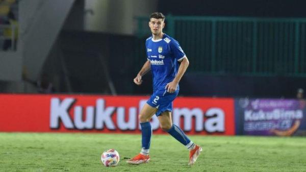Bek Persib Bandung asal Belanda Nick Kuipers memegang bola ketika pertandingan di musim kompetisi Liga 1 2024/2025.
