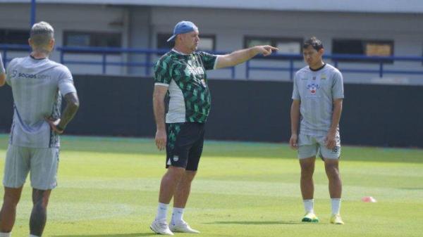 LATIHAN PERSIB - Pelatih Persib Bandung Bojan Hodak memberikan pengarahan kepada Adam Alis pada sesi latihan di Stadion Gelora Bandung Lautan Api, Rabu, 5 Februari 2025. (PERSIB.co.id/Barly Isham)