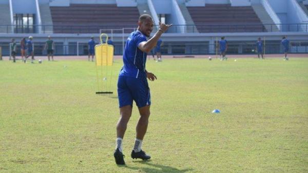 Pemain Persib Bandung asal Brasil, Gustavo Franca dalam sesi latihan klub pada musim kompetisi Liga 1 2024/2025.