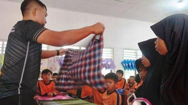 AJARKAN SETRIKA BAJU - Dede Sulaeman, guru PJOK SDN Cinyawar, Cianjur, Jawa Barat, me