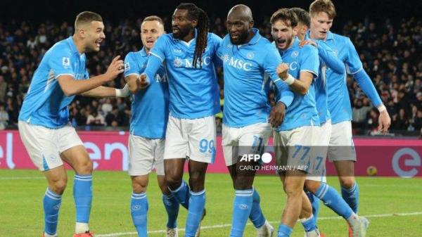 Penyerang Napoli asal Belgia #11 Romelu Lukaku merayakan gol pertama timnya bersama rekan satu timnya selama pertandingan sepak bola Serie A Italia antara Napoli dan Roma di stadion Diego Armando Maradona di Naples pada 24 November 2024. (Foto oleh Carlo Hermann / AFP)