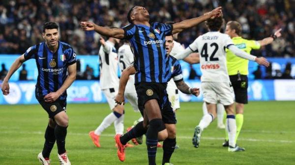 Bek Inter Milan Denzel Dumfries merayakan gol pertama timnya selama pertandingan semifinal Piala Super Italia antara Inter Milan vs Atalanta di Stadion Al-Awwal di Riyadh pada 3 Januari 2025.