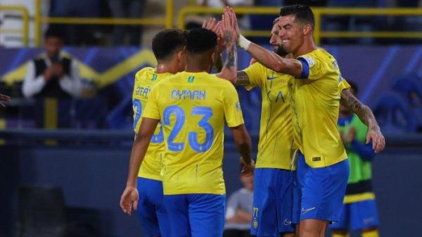 Selebrasi Cristiano Ronaldo bersama pemain Al Nassr saat kalahkan Al Wehda pada pekan ke-30 Liga Arab Saudi di Al Awwal Stadium, Minggu (5/5/2024).