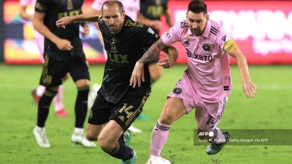 LOS ANGELES, CALIFORNIA - 03 SEPTEMBER: Giorgio Chiellini #14 dari Los Angeles FC bertarung melawan Lionel Messi #10 dari Inter Miami CF selama pertandingan antara MLS di Stadion BMO. (Arsip foto September 2023).