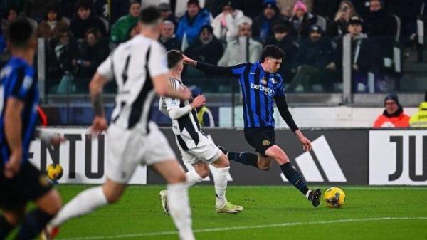 INTER MILAN - Alessandro Bastoni menendang bola saat Juventus vs Inter Milan di Liga Italia 2024/2025 pada pekan ke-25, Senin (17/2/2025) dini hari WIB. Inter Milan kini menduduki puncak klasemen Liga Italia.