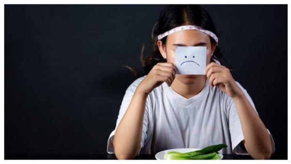 MAKAN TIDAK SEHAT - Mengonsumsi makanan cepat saji, minuman bersoda, atau terlalu banyak gula tanpa memperhatikan gizi seimbang bisa menyebabkan obesitas dan penyakit kronis di kemudian hari.