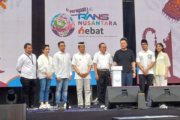 Presenter Raffi Ahmad (ketiga dari kiri) bersama istrinya, Nagita Slavina (kedua dari kiri), Kaesang Pangarep dan istrinya, Erina Gudono (ujung kanan), beserta rekan kerja saat meresmikan pusat kuliner RANS Nusantara Hebat di BSD, Tangerang, Sabtu (30/3/2024).