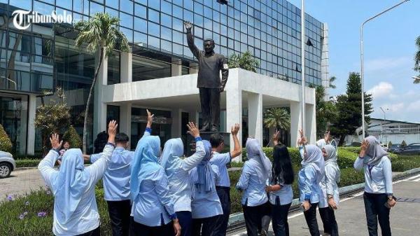 KENA PHK : Ribuan karyawan atau buruh di PT Sri Rejeki Isman Tbk (Sritex) Sukoharjo mulai meninggalkan pabrik di hari terakhir bekerja, Jumat (28/2/2025). Ribuan karyawan yang terdampak pemutusan hubungan kerja (PHK).