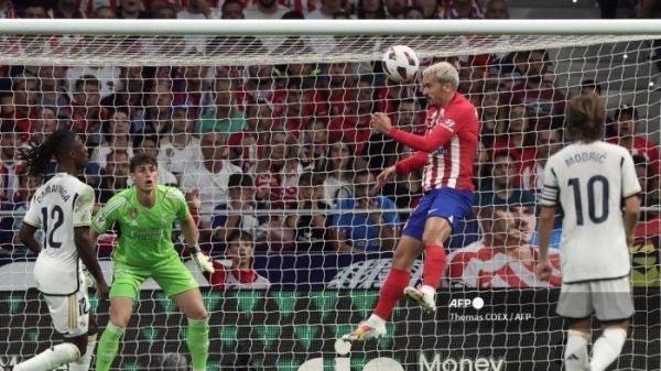 Penyerang Atletico Madri, Antoine Griezmann mencetak gol kedua timnya selama pertandingan Liga Spanyol antara Atletico Madrid vs Real Madrid CF di stadion Metropolitano di Madrid, Senin (25/9/2023).