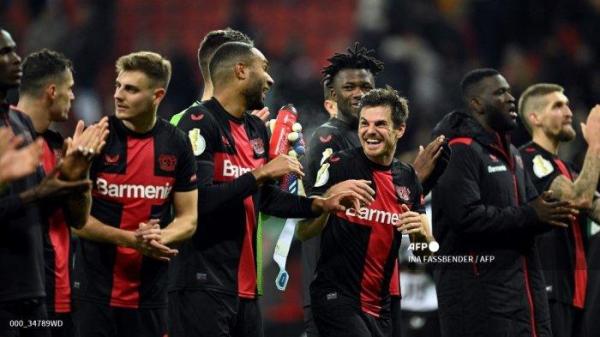 Bek Bayer Leverkusen, Jonathan Tah merayakan bersama rekannya setelah menang 3-1 di pertandingan babak 16 besar Piala Jerman (DFB Pokal) melawan SC Paderborn 07 di Leverkusen pada 6 Desember 2023.