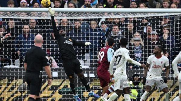 Penjaga gawang Manchester United, Andre Onana melakukan penyelamatan selama pertandingan kontra West Ham United di Stadion London pada 23 Desember 2023.
