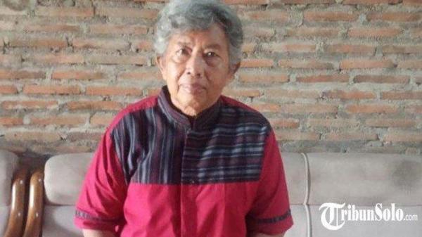 DIPENJARA KARENA TANDATANGAN - Seorang nenek bernama Mbah Prenjak menjadi terdakwa tindak pidana dugaan penipuan dan penggelapan atas jual beli tanah di Desa Jatikuwung, Kecamatan Gondangrejo, Kabupaten Karanganyar, beberapa waktu lalu. Gara-gara sebuah tandatangan, Mbah Prenjak kini harus masuk penjara di usia senja.