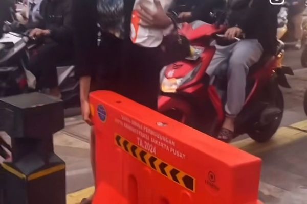 Transparan menghalangi trotoar menggunakan water barrier agar motor tidak bisa melintas, aksinya tuai pujian.