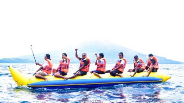 Banana Boat di Pantai hadakewa Lembata