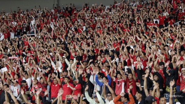 Suporter Indonesia memberikan dukungan kepada Timnas Indonesia saat melawan Timnas Jepang pada pertandingan Grup C putaran ketiga Kualifikasi Piala Dunia 2026 Zona Asia di Stadion Utama Gelora Bung Karno (SUGBK), Senayan, Jakarta, Jumat (15/11/2024). TRIBUNNEWS/IRWAN RISMAWAN